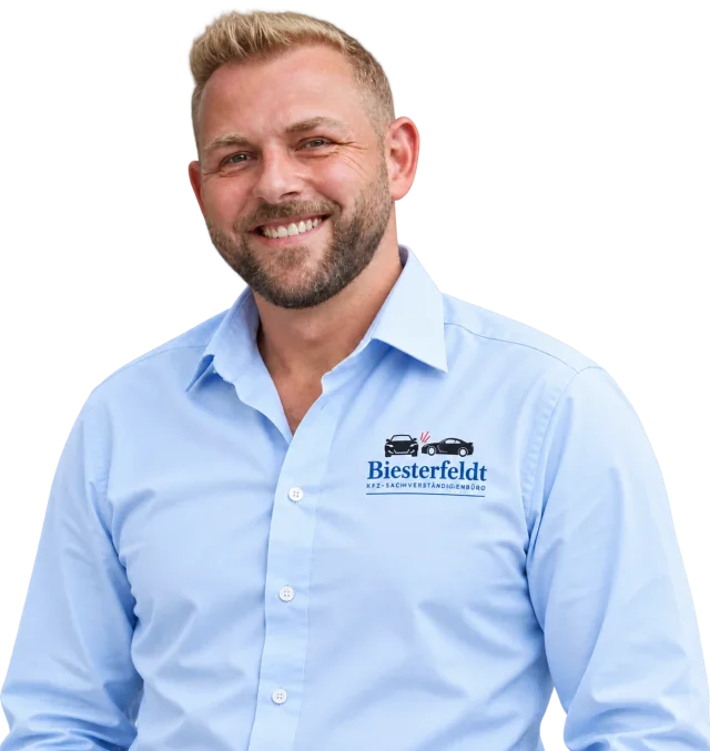 Kfz-Sachverst&auml;ndiger Dennis Biesterfeldt l&auml;chelnd im hellblauen Hemd